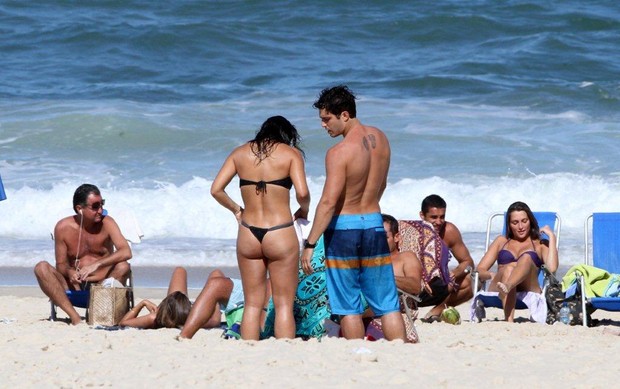 Thiago Rodrigues com amigos na praia do Leblon (Foto: André Freitas / AgNews)