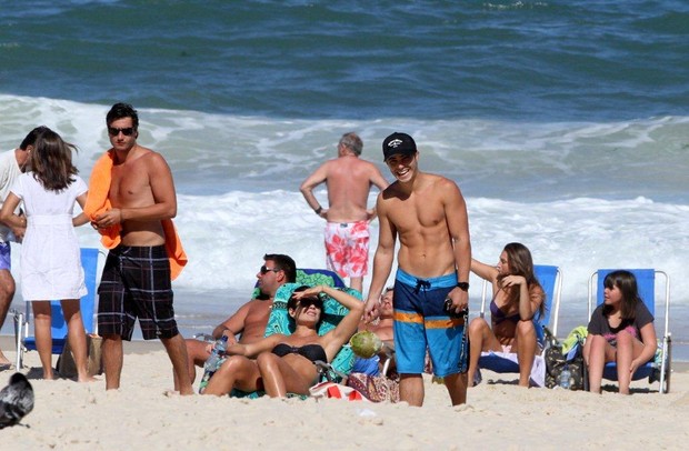 Thiago Rodrigues com amigos na praia do Leblon (Foto: André Freitas / AgNews)