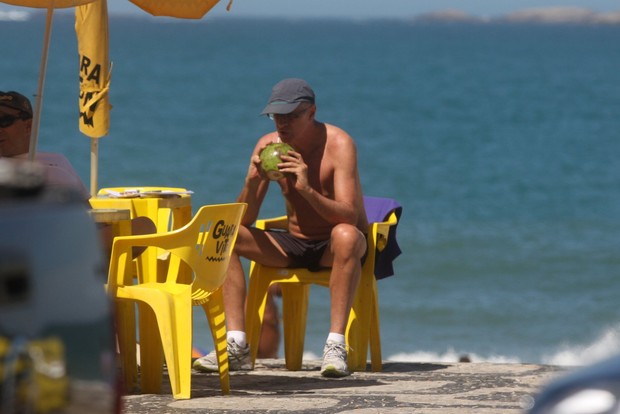 Marcos Caruso na orla da praia do Leblon, Rio de Janeiro (Foto: Edson Teófilo  / FotoRio News)