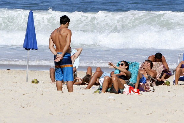 Thiago Rodrigues com amigos na praia do Leblon (Foto: Gil Rodrigues / Foto Rio News)