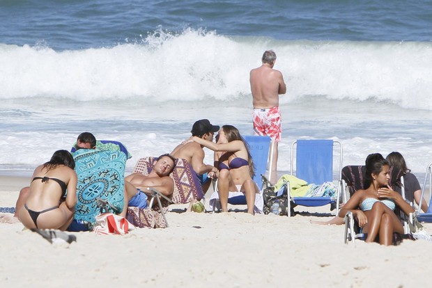 Thiago Rodrigues com amigos na praia do Leblon (Foto: Gil Rodrigues / Foto Rio News)