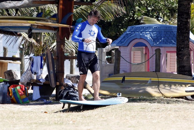 Nelson Freitas aprende a surfar (Foto: Marcos Ferreira/Fotorio news)
