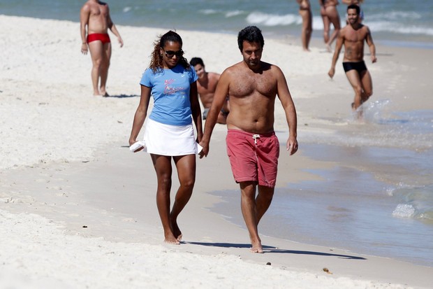 Quitéria Chagas caminha com o namorado na praia da Barra da Tijuca, RJ (Foto: Marcos Ferreira / PhotoRioNews)