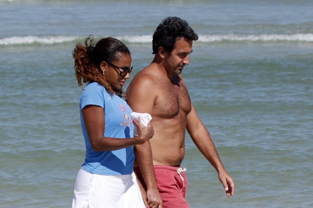 Quitéria Chagas caminha com o namorado na praia da Barra da Tijuca, RJ (Foto: Marcos Ferreira / PhotoRioNews)