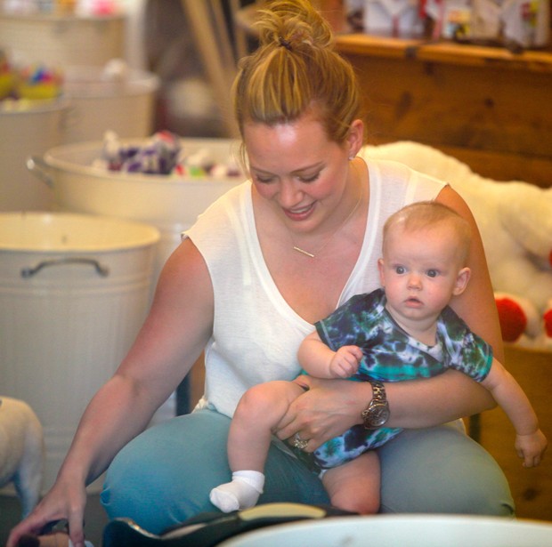 Hilary Duff com seu filho Luca (Foto: Brainpix / Agência)