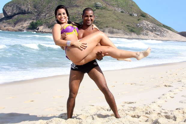 Renatinho da Bahia posa com Julie Pinho em praia no Rio (Foto: Daniel Pinheiro / Divulgação)