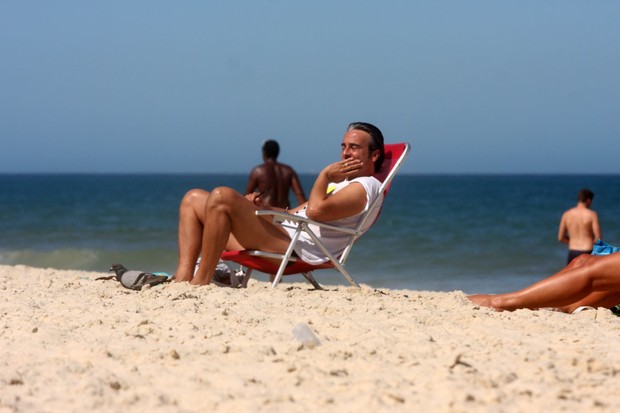 Alexandre Borges na praia de Ipanema (Foto: Gil Rodrigues / Foto Rio News)
