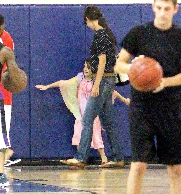 Katie Holmes leva Suri a jogo de basquete (Foto: X17/Agência)