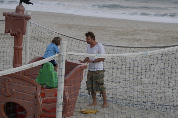 Cásseio Reis brinca com o filho Noah na praia do Leblon (Foto: Gil Rodrigues / Foto Rio News)
