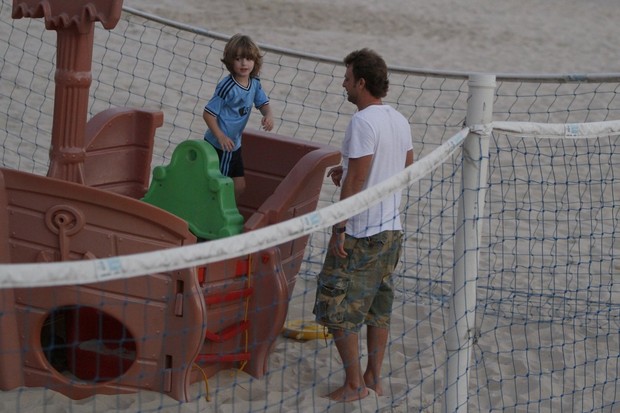 Cásseio Reis brinca com o filho Noah na praia do Leblon (Foto: Gil Rodrigues / Foto Rio News)