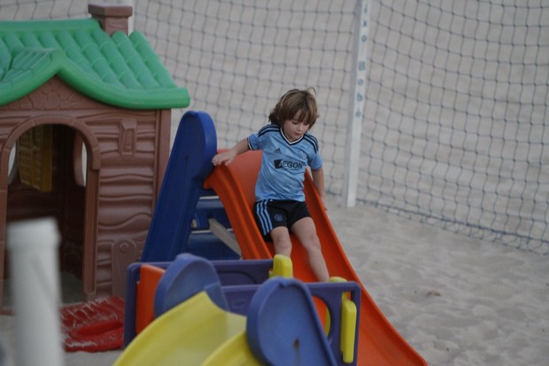 Noah brinca na praia do Leblon (Foto: Gil Rodrigues / Foto Rio News)