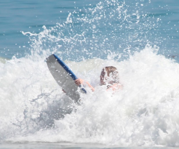 Emma Stone toma caldo ao tentar surfar (Foto: X17/Agência)