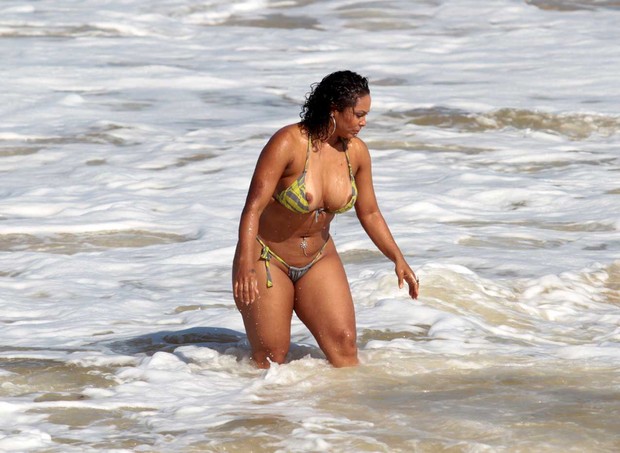 Rosiane Pinheiro na praia (Foto: AgNews)