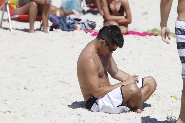 Bruno Gissoni em praia na Barra da Tijuca, RJ (Foto: Delson Silva / AgNews)