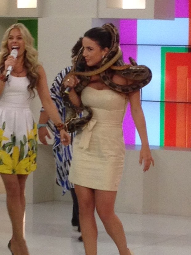 Laisa participa de programa de Adriane Galisteu com cobra no pescoço (Foto: Divulgação)