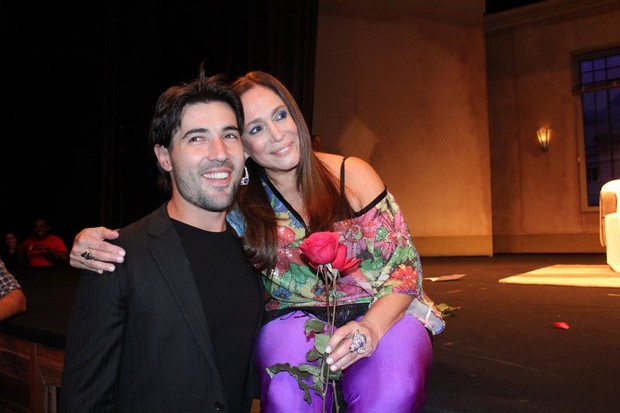 A atriz ganha flores de Sandro (Foto: Rodrigo dos Anjos e Fausto Candelária / AgNews)