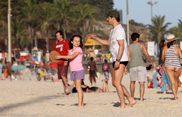 Marcelo Serrado brinca com a filha na praia (Foto: André Freitas / AgNews)
