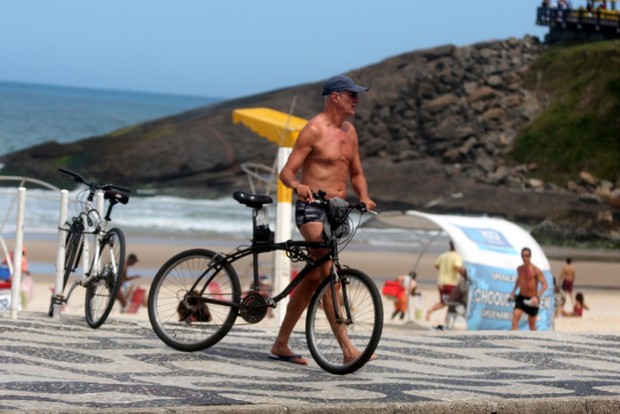 Marcos Caruso na praia do Leblon (Foto: Edson Teófilo / Foto Rio News)