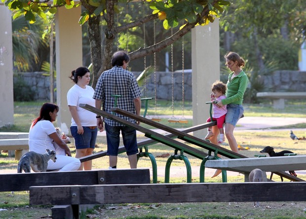 Betty Gofman brinca com as filhas na Lagoa (Foto: Wallace Barbosa / AgNews)