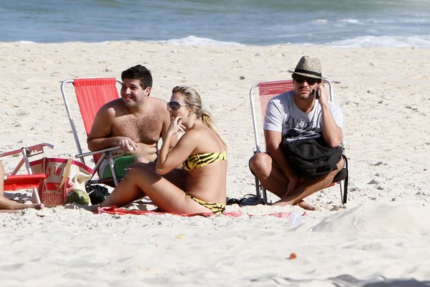 Thiago Martins curte praia com os amigos (Foto: Gil Rodrigues / Foto Rio News)