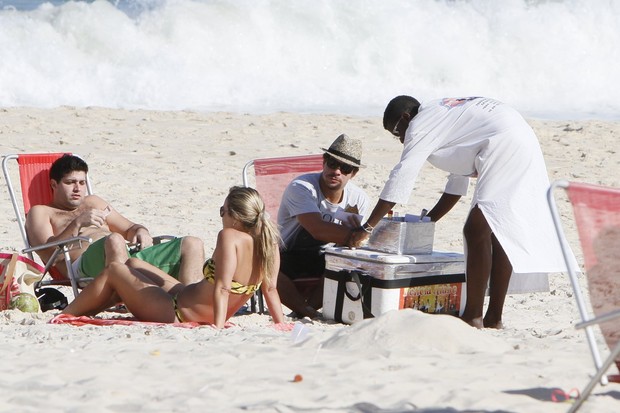 Thiago Martins curte praia com os amigos (Foto: Gil Rodrigues / Foto Rio News)