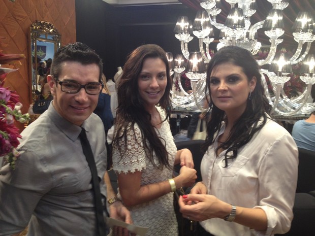 Camila Rodrigues entre o maquiador Marcelo Hicho e a estilista Marie Lafayette (Foto: Divulgação / Divulgação)