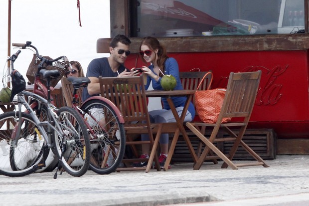 Marina Ruy Barbosa e Klebber Toledo pedalam na orla (Foto: Marcos Ferreira / Foto Rio News)