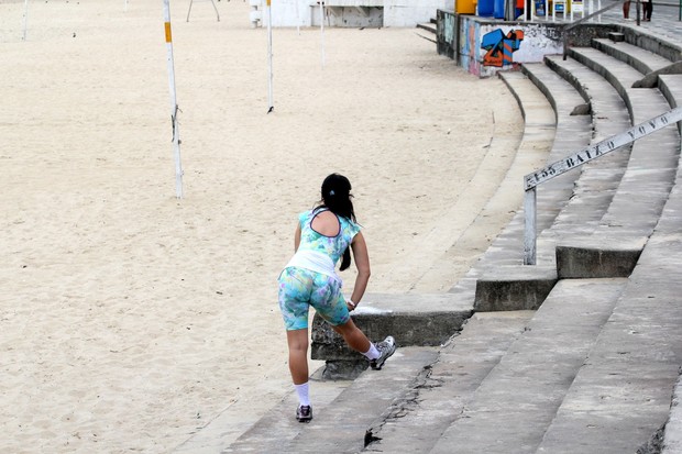 Veridiana Freitas correndo na orla do Leblon, Rio de Janeiro (Foto: Wallace Barbosa/AgNews)