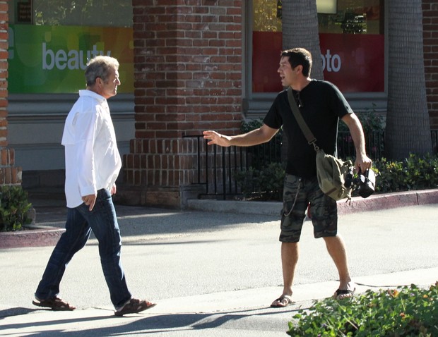 Mel Gibson briga com fotógrafos em Malibu (Foto: X17/Agência)