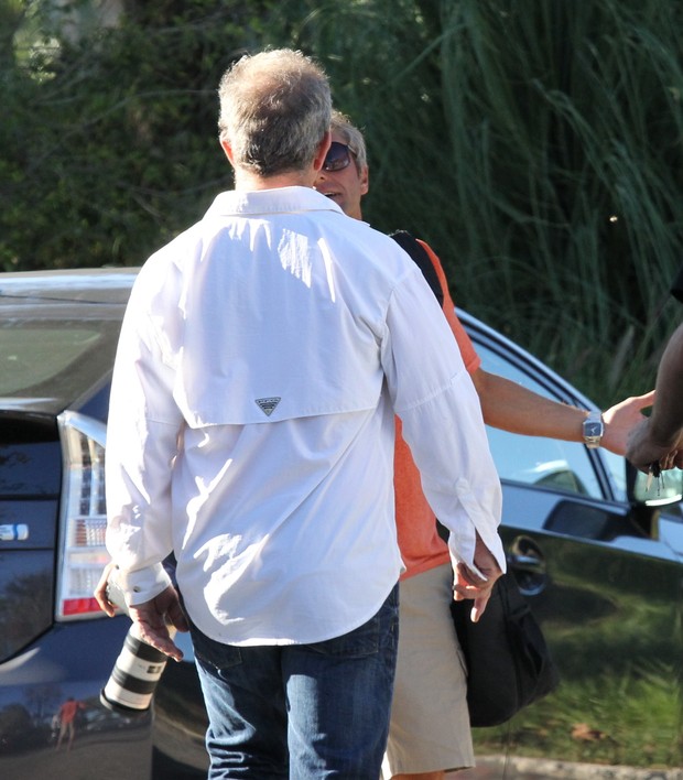 Mel Gibson briga com fotógrafos em Malibu (Foto: X17/Agência)