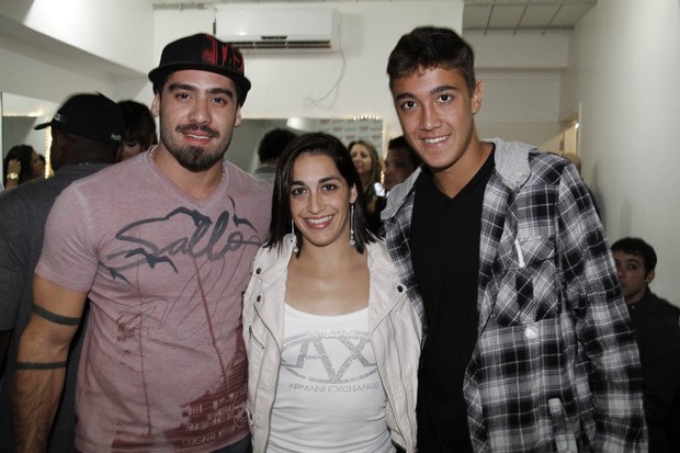 Ex-BBB Yuri, Daniele Hypolito e Romarinho em show de pagode no Rio (Foto: Isac Luz/ EGO)