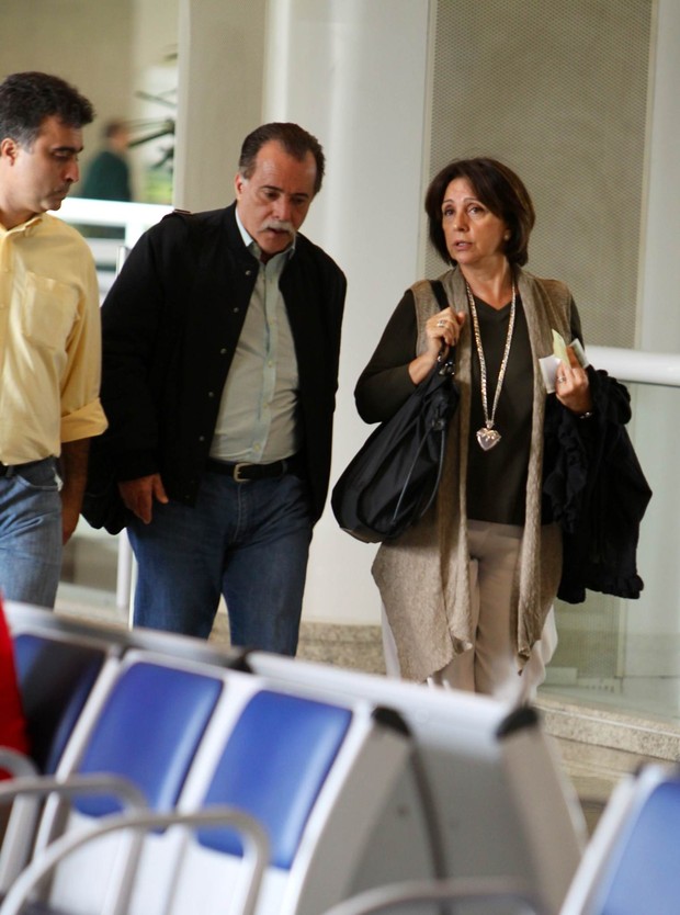 Tony Ramos e esposa no aeroporto (Foto: Leotty Junior / AgNews)