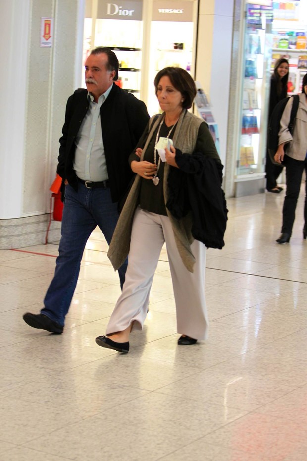 Tony Ramos e esposa no aeroporto (Foto: Leotty Junior / AgNews)