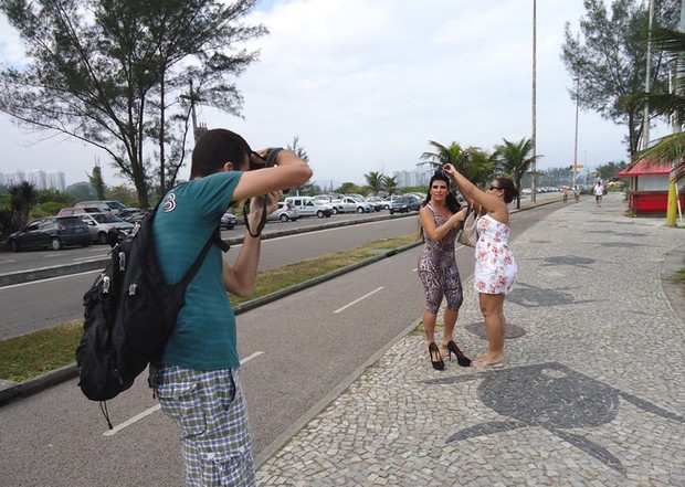 Solange Gomes fotografa na orla da Barra (Foto: Luiz Fernandes / Divulgação)