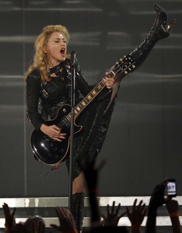 Madonna durante apresentação da turnê MDNA na Philadelphia, nos Estados Unidos (Foto: Reuters/ Agência)