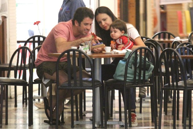 Eriberto Leão com a mulher, Andréa Leal, e o filho, João (Foto: Rodrigo dos Anjos / Ag. News)