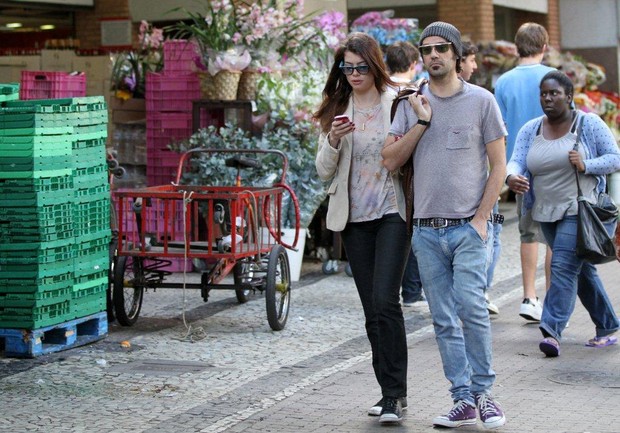 Alinne Moraes passeia com o namorado, Mario Lima, em Ipanema (Foto: André Freitas / AgNews)
