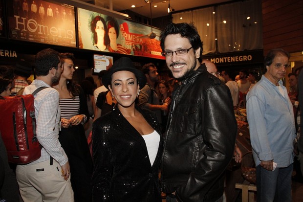 Samantha Schmutz e Lúcio Mauro Filho na estreia da peça 'Michael e eu' (Foto: Isac luz / EGO)