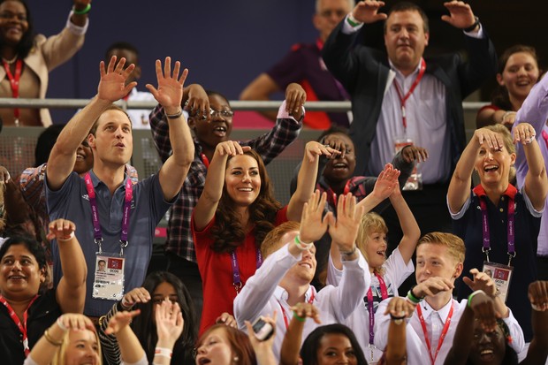 Príncipe William e Kate Middleton fazem a ola durante Jogos Paralímpicos (Foto: Getty Images)