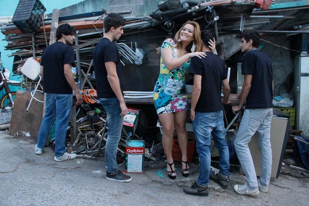 Geisy Arruda fotografa em São Paulo (Foto: Amauri Nehn / AgNews)