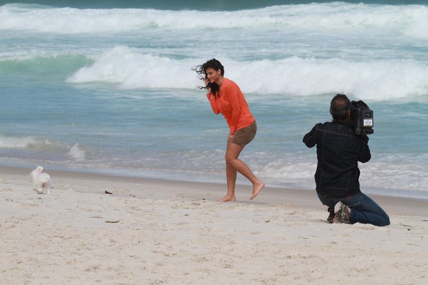 Débora Nascimento grava na praia (Foto: Dilson Silva / AgNews)