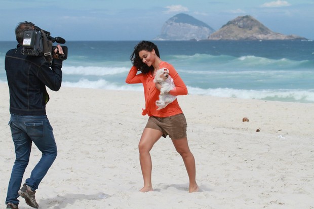 Débora Nascimento grava na praia (Foto: Dilson Silva / AgNews)