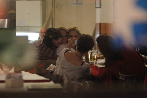 Débora Falabella tira foto de Adriana Esteves com Letícia Isnard em restaurante no Rio (Foto: Delson Silva/ Ag. News)