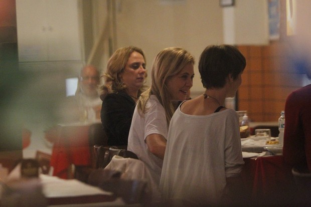 Letícia Isnard, Adriana Esteves e Débora Falabella em restaurante no Rio (Foto: Delson Silva/ Ag. News)