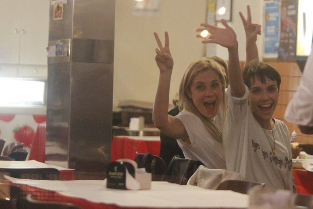 Adriana Esteves e Débora Falabella em restaurante no Rio (Foto: Delson Silva/ Ag. News)