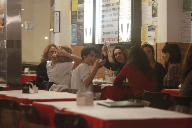Parte do elenco de 'Avenida Brasil' em restaurante no Rio (Foto: Delson Silva/ Ag. News)
