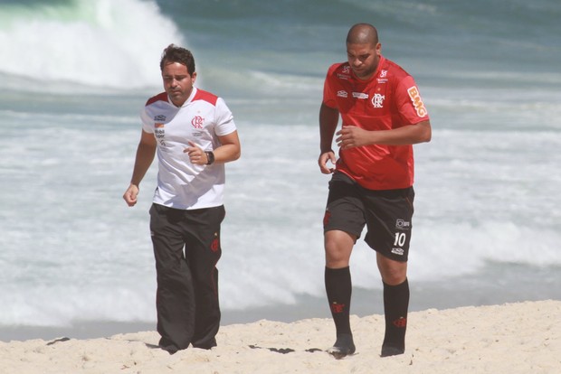 Adriano imperador treina em praia da Barra da Tijuca, RJ (Foto: Dilson Silva / Agnews)