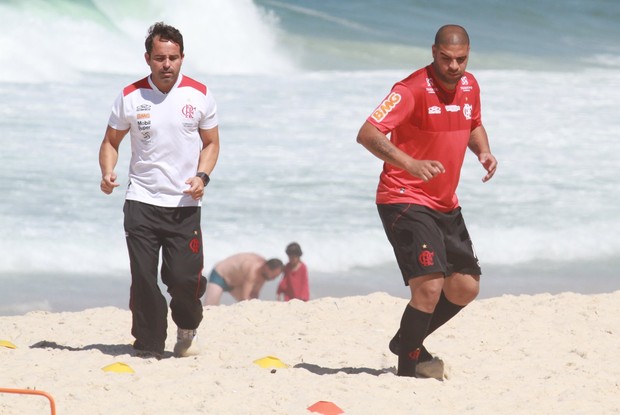 Adriano imperador treina em praia da Barra da Tijuca, RJ (Foto: Dilson Silva / Agnews)