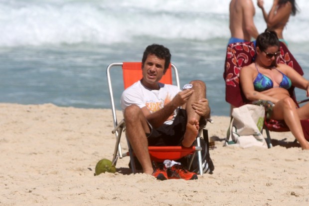 Eriberto Leão pega sol na praia do Leblon, RJ (Foto: Edson Teófilo  / FotoRioNews)