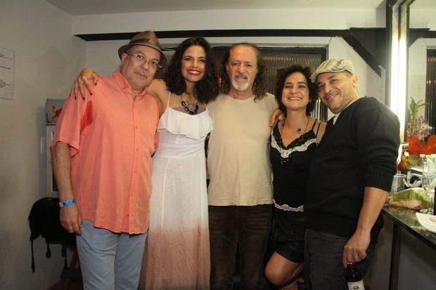 Banda Moinho com Alceu Valença, que fez uma participação especial no show (Foto: Onofre Veras/Agnews)